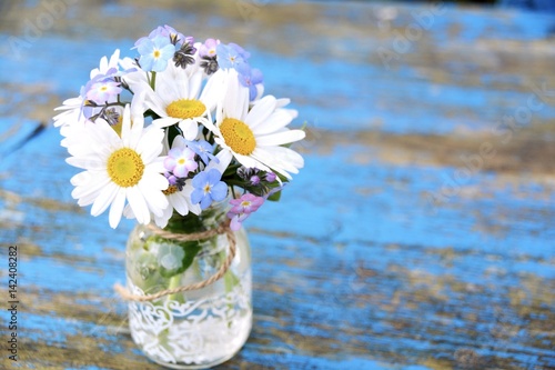 Fototapeta Naklejka Na Ścianę i Meble -  Blumenstrauß - Gänseblümchen und Vergissmeinnicht