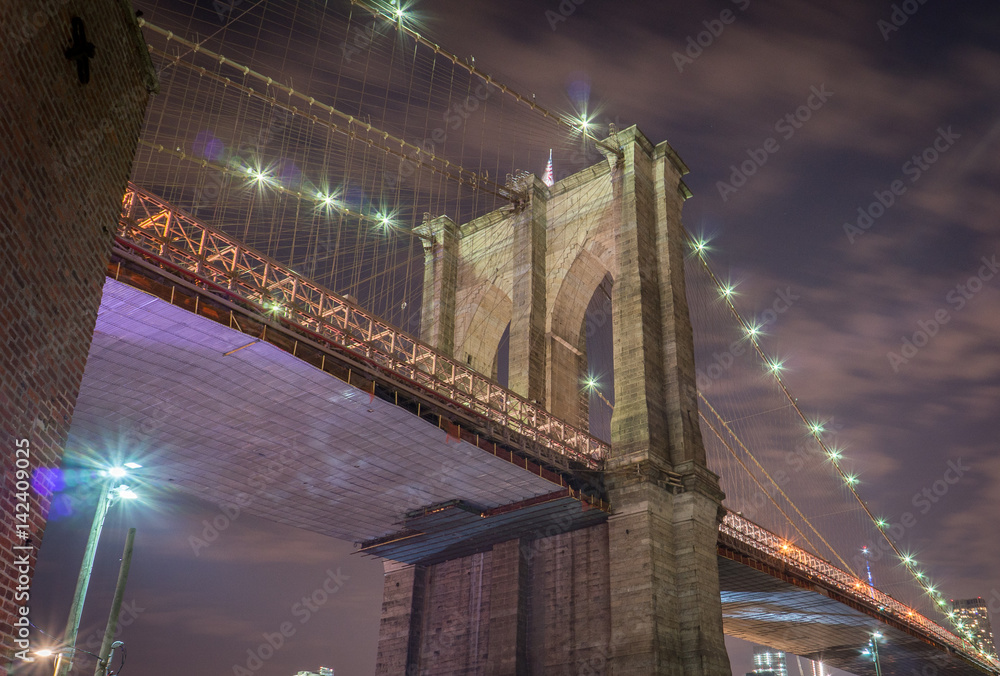 Fototapeta premium Brooklyn Bridge at night, New York City, USA
