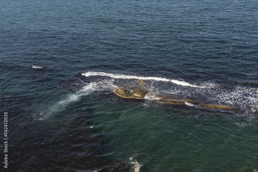 Obraz premium Rocks on the sea in istanbul. 