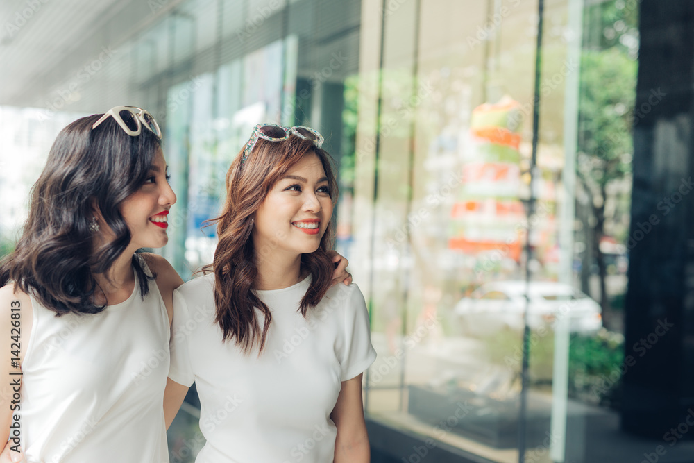 Φωτογραφία Beautiful asian girls with shopping bags walking on street at the mall