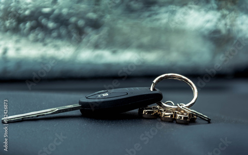 Ключ от машины лежит на передней панеле в автомобиле