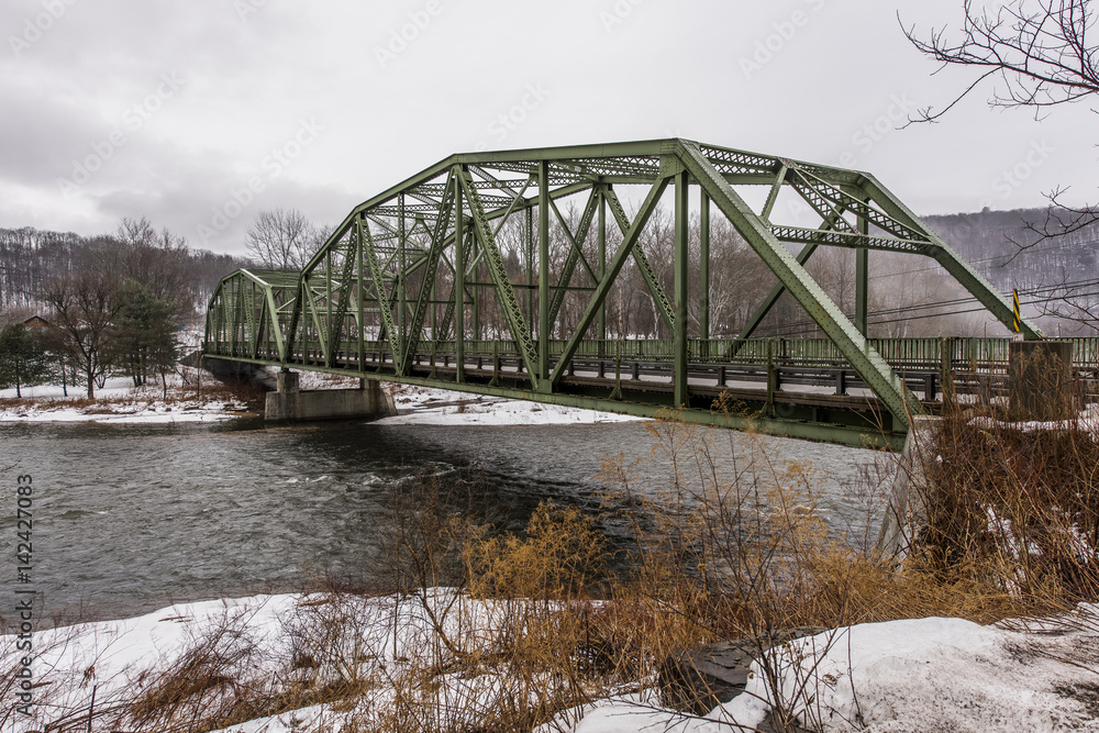 Obraz premium Historic Bridges Shrouded in Fog and Snow - Delaware River