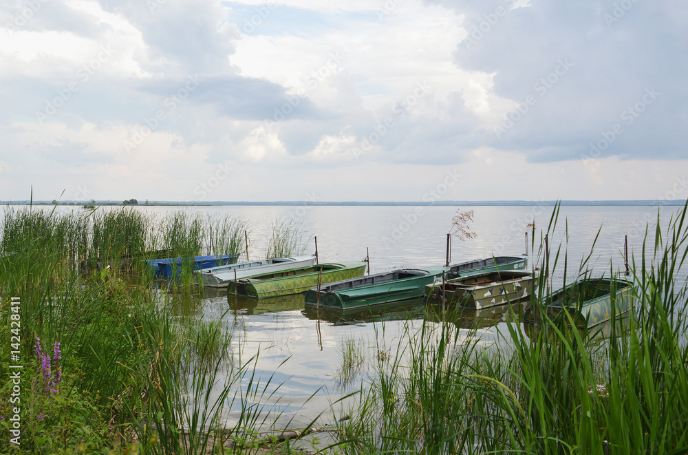 Fototapeta premium Пустые рыбацкие лодки около берега