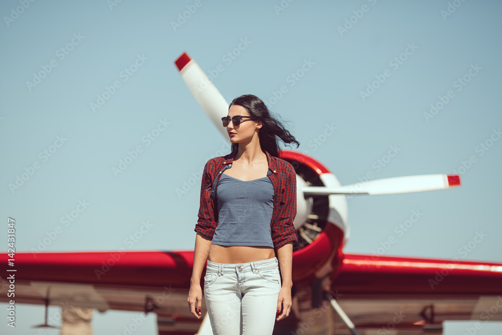 Fototapeta premium Kobieta pilot i samolot