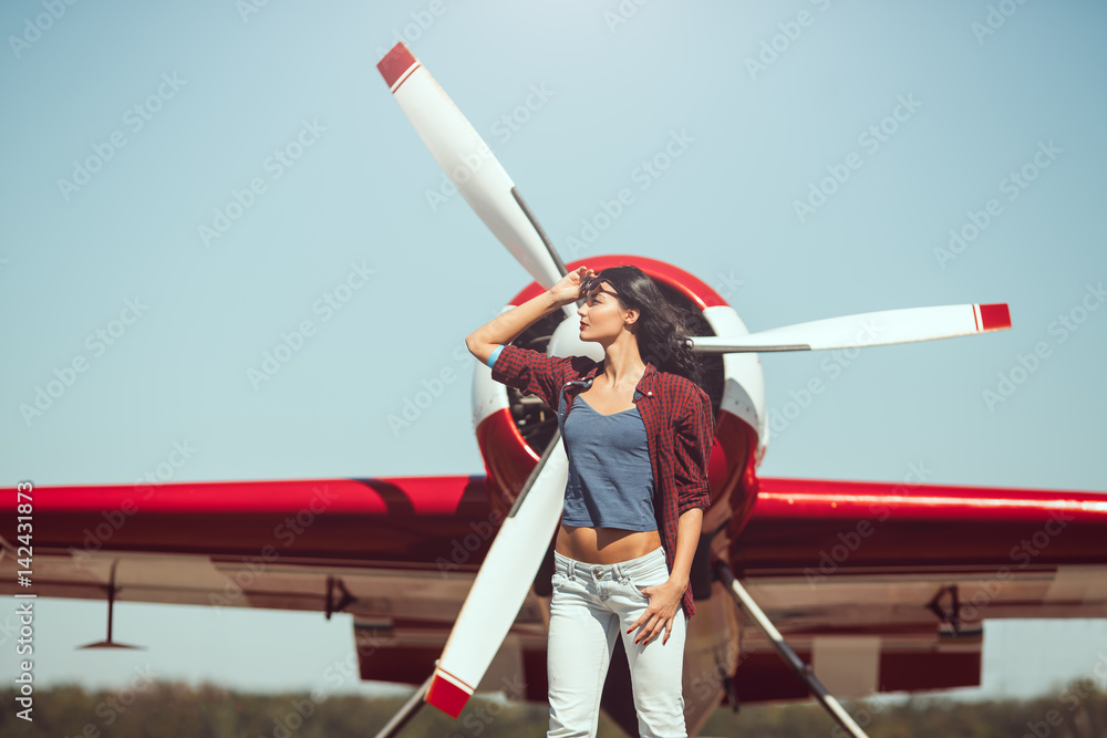 Woman pilot and airplane - obrazy, fototapety, plakaty 