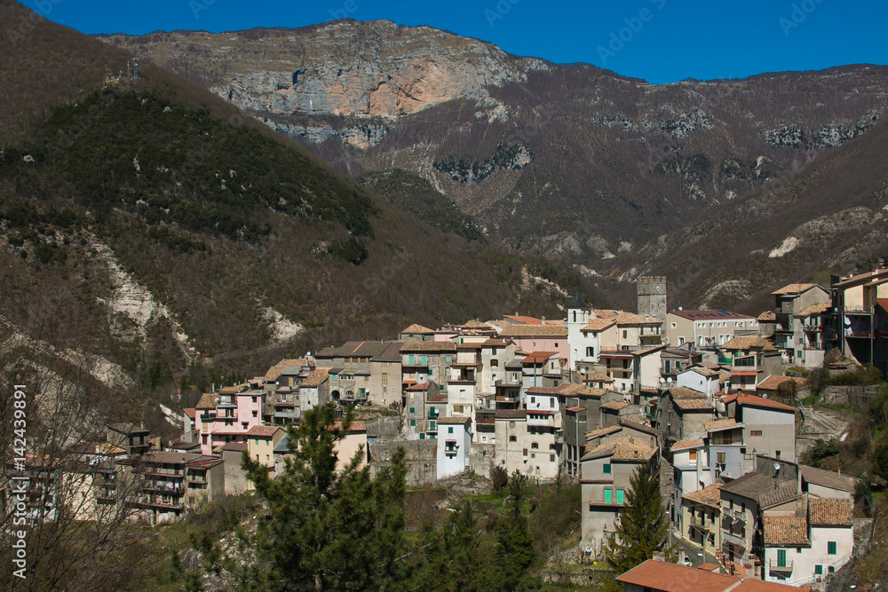 Vallepietra: borgo laziale incastonato tra i monti Simbruini