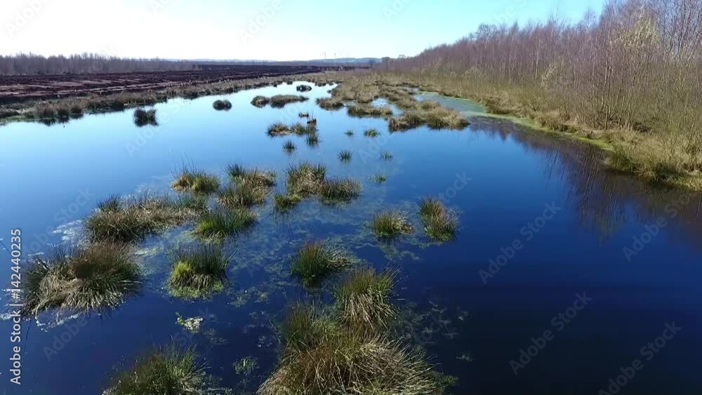 Moorige Wasserbecken in einem Torfabbaugebiet, Luftaufnahme - Überflug Moorige Wasserbecken in einem Torfabbaugebiet, Luftaufnahme - Überflug