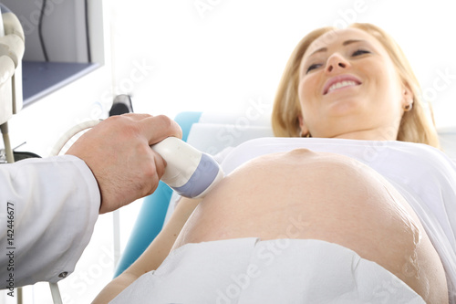 Lekarz ginekolog przeprowadza badania prenatalne 