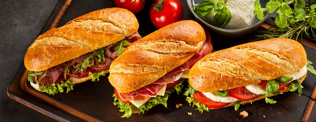 Sierkussen Snackbar Trio verse sandwiches op plank  © exclusive-design