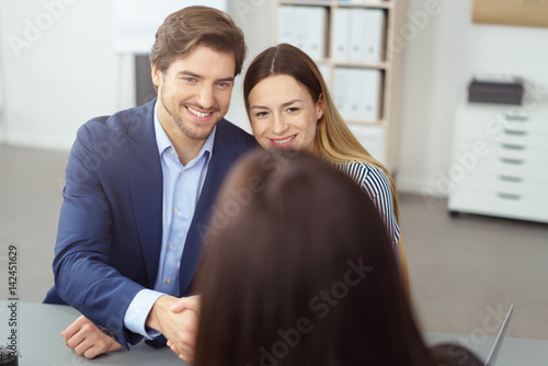 glückliches junges paar in einem beratungsgespräch photo