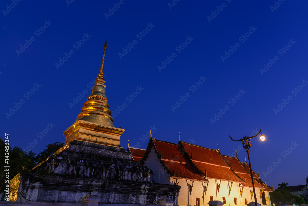 Fototapeta premium Wat Phrathat Chang Kham Worawihan in twilight scene.