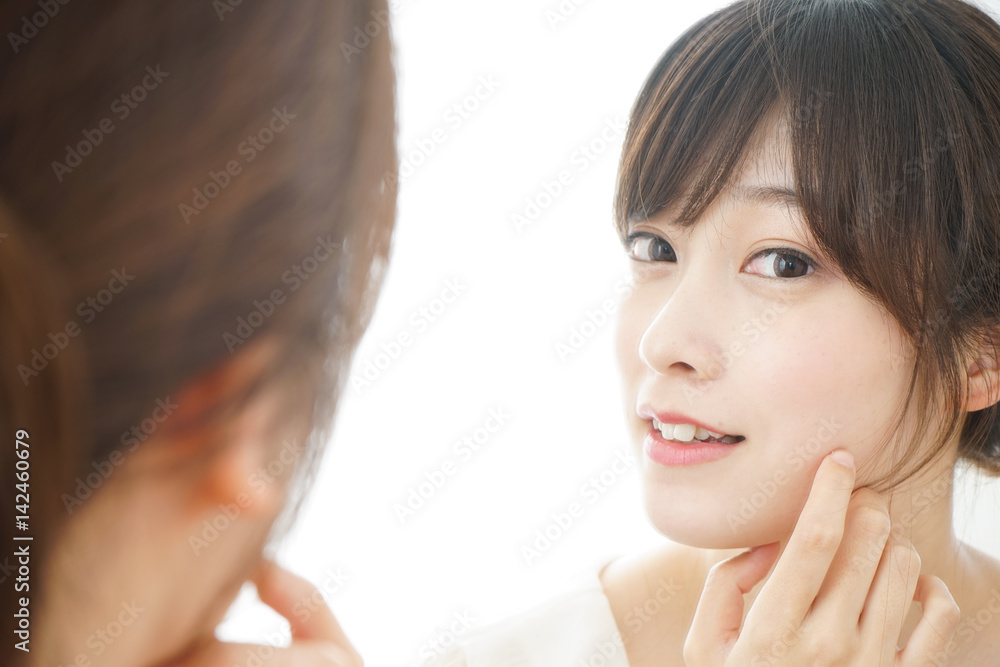 スキンケアをする若い女性 スキンケアをする若い女性