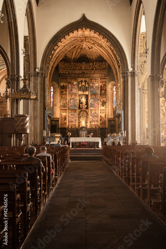 Kirchentag in Kirche auf Madeira mit Sonnenlicht zum Altar © hemminetti