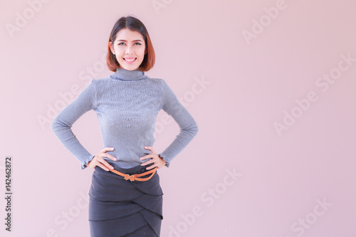 Foto Close up modern business women confident pose with space pink background, Business woman standing cross one's arm, Asian people young beautiful businesswoman smile