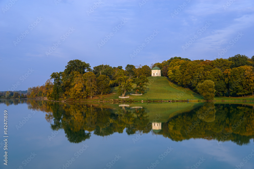 Obraz premium Autumn park with lake and pavilion
