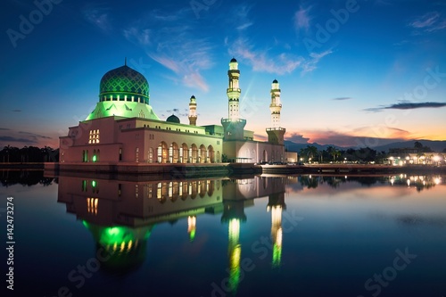 Quadro em tela Kota Kinabalu Mosque at dawn