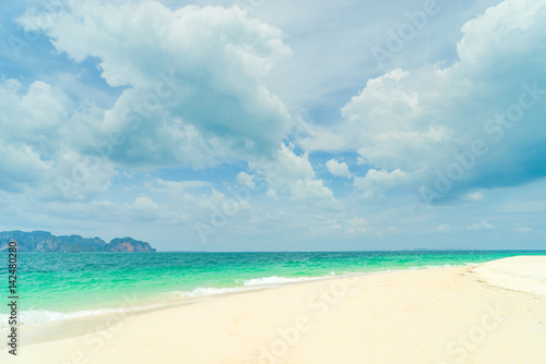 Tropical beach, sunny day © Netfalls