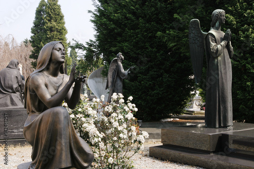 Engel auf dem Friedhof Cimiteri Cittadini in Mailand photo