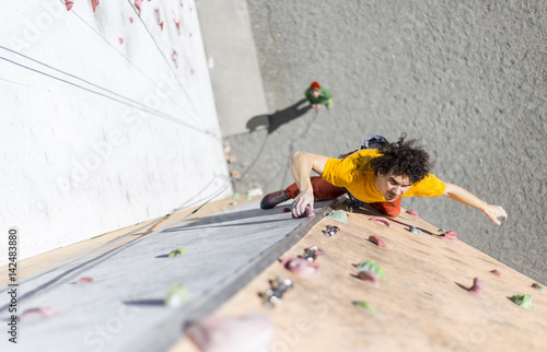 The climber trains on the simulator on the street.