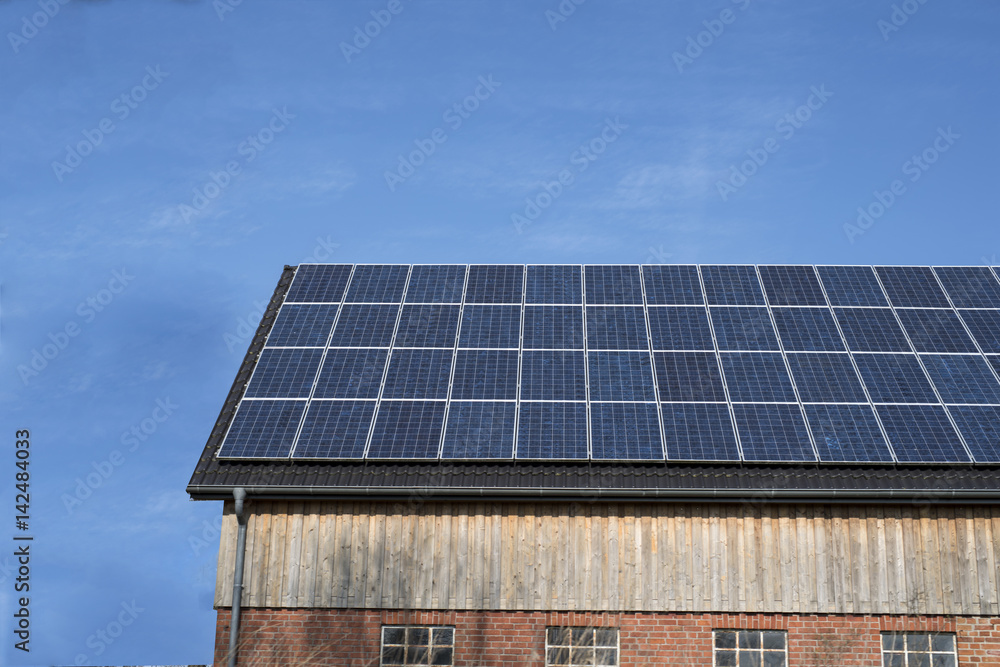 Fototapeta premium Solaranlage auf einem Dach