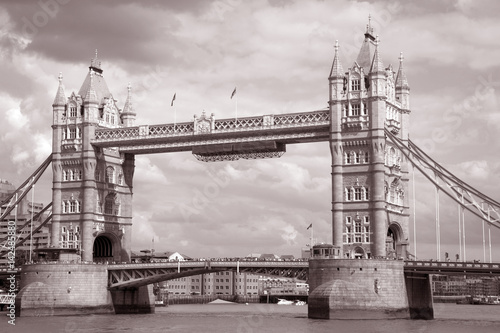 Quadro su tela Tower Bridge in sepia tone, London