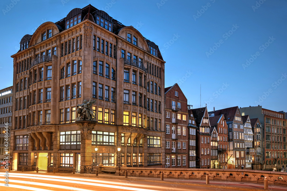 Hamburg - Haus der Seefahrt und Hohe Brücke