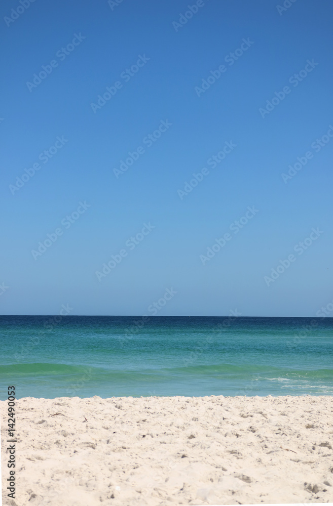 Praia de areais brancas, água azul cristalina. 
Destino turístico famoso no Brasil, Rio de Janeiro, Arraial do Cabo na região dos lagos.