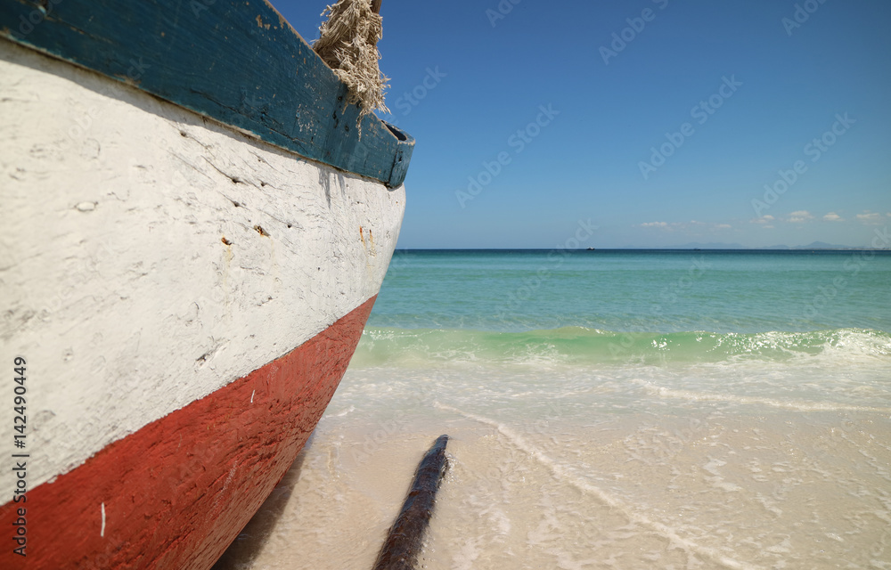 Praia de areais brancas, água azul cristalina e barco de pesca de madeira.
Destino turístico famoso no Brasil, Rio de Janeiro, Arraial do Cabo na região dos lagos. Praia de areais brancas, água azul cristalina e barco de pesca de madeira.
Destino turístico famoso no Brasil, Rio de Janeiro, Arraial do Cabo na região dos lagos.