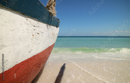 Praia de areais brancas, água azul cristalina e barco de pesca de madeira.
Destino turístico famoso no Brasil, Rio de Janeiro, Arraial do Cabo na região dos lagos.
