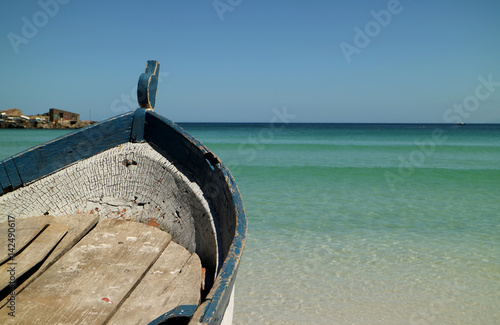 Praia de areais brancas, água azul cristalina e barco de pesca de madeira. 
Destino turístico famoso no Brasil, Rio de Janeiro, Arraial do Cabo na região dos lagos.
