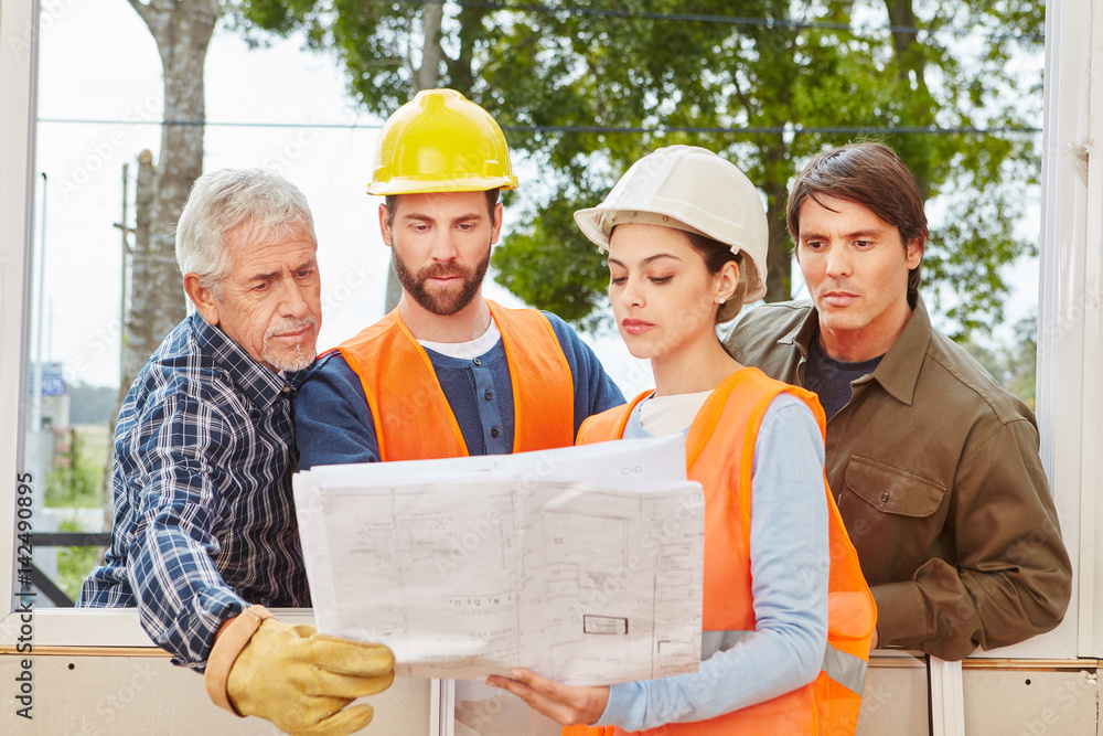 Handwerker Team mit Bauzeichnung Handwerker Team mit Bauzeichnung