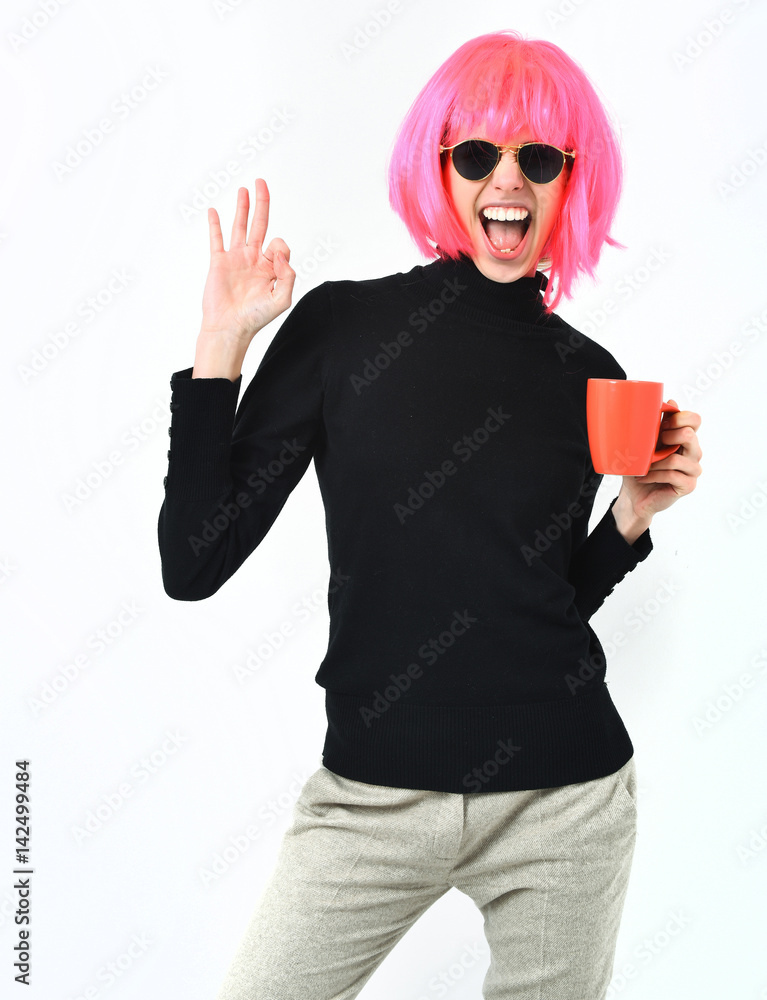 Naklejka premium fashionable sexy girl in pink wig holding orange cup