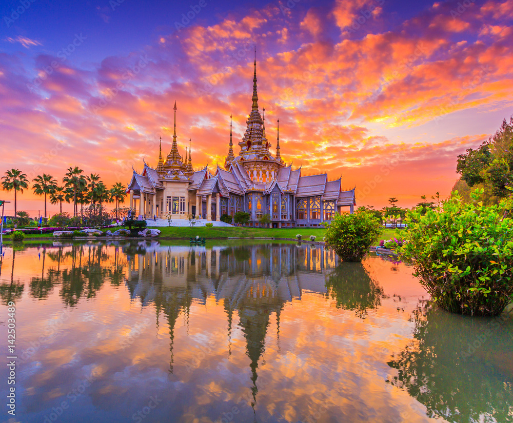 Obraz premium Wat Non Kum w prowincji Na Khon Ratchasima w Tajlandii. Jest to domena publiczna i skarb buddyzmu, bez ograniczeń co do kopiowania lub używania.