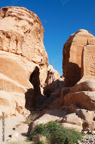 Giordania, 02/10/2013: i Djinn blocks, monumenti funerari chiamati come il djinn, uno spirito arabo, sulla strada per il Siq, l'ingresso principale alla città archeologica di Petra