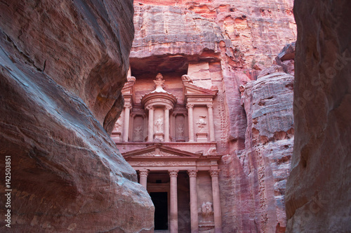 Giordania, 02/10/2013: la facciata di Al-Khazneh, il Tesoro, uno dei più famosi monumenti dell’antica città archeologica di Petra, visto attraverso le rocce del Siq, la gola di accesso al sito