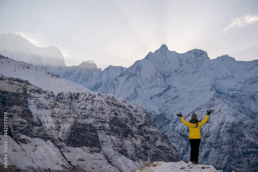 Obraz premium Traveler at Annapurna base camp worship the sunlight