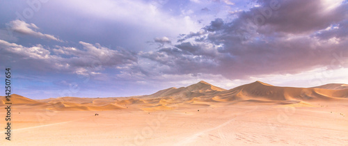 Cuadro en lienzo Dunhuang, China - August 05, 2014: Dunes of the Gobi desert in Dunhuang, China