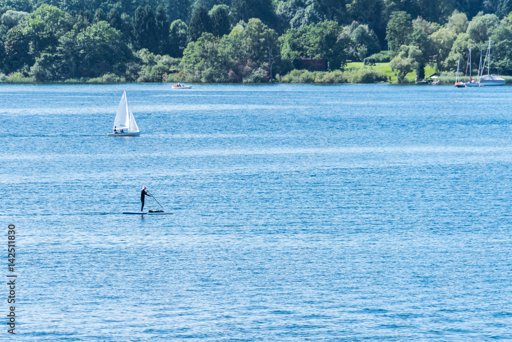 Naklejka premium Segelyacht und Stehpaddler auf dem Starnberger See