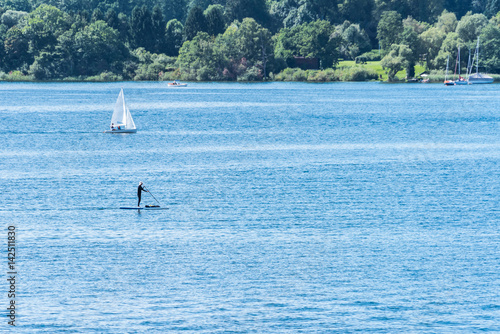 Segelyacht und Stehpaddler auf dem Starnberger See
