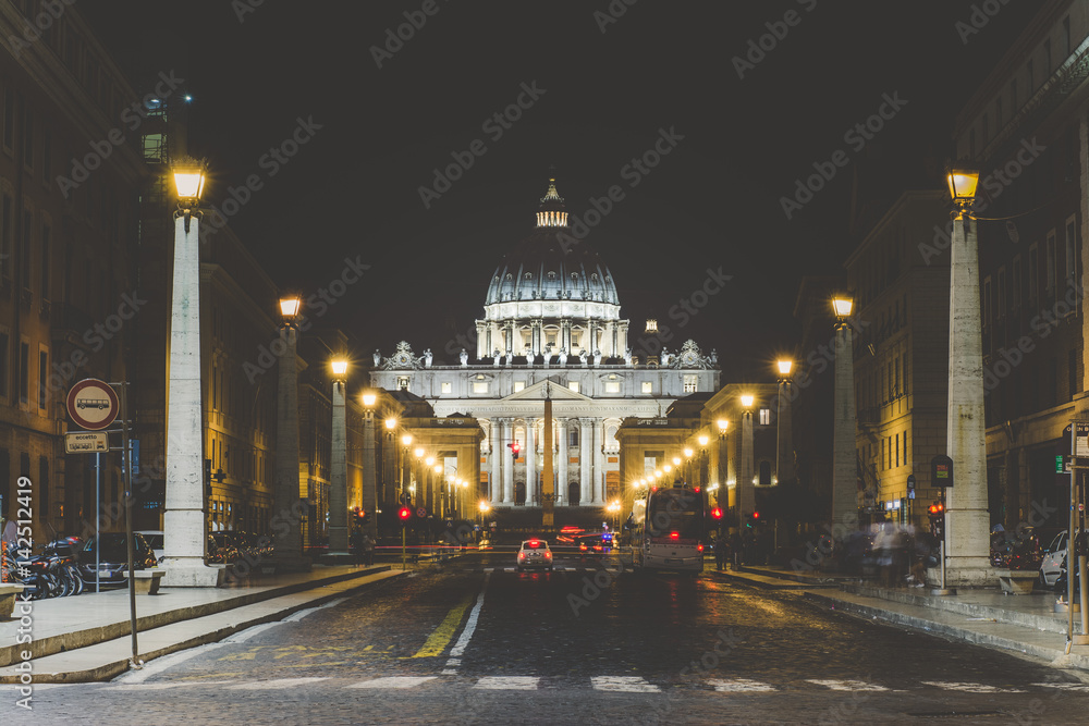 Basílica y plaza de San Pedro en el Vaticano