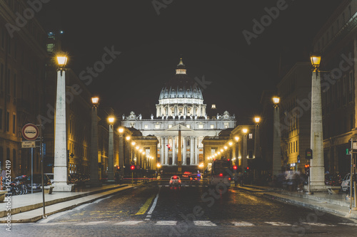 Bas  lica y plaza de San Pedro en el Vaticano