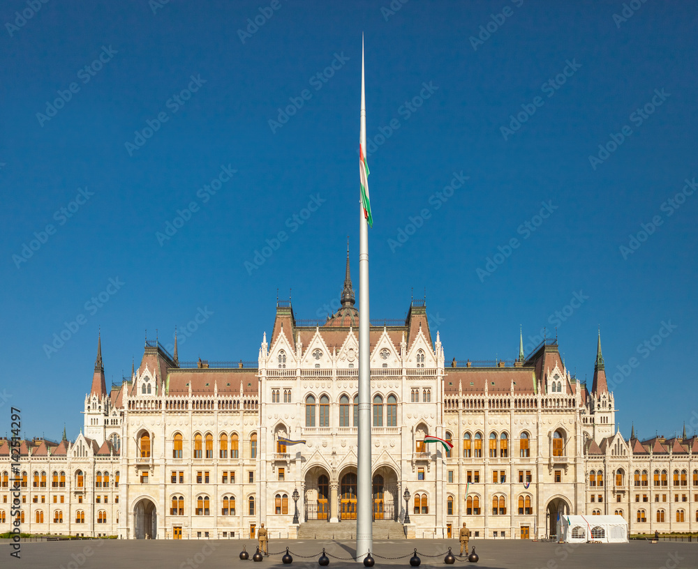 Φωτογραφία Hungarian National Parliament building in Budapest with huge flagpole near it's