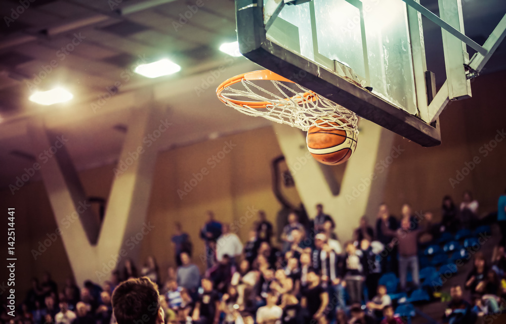 Naklejka premium scoring the winning points at a basketball game