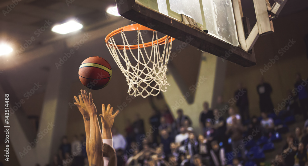 Obraz premium scoring the winning points at a basketball game