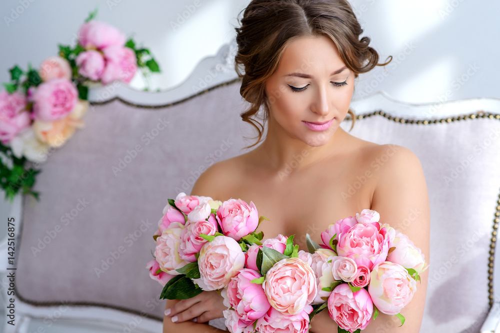 Naklejka premium very beautiful pregnant woman with a big bouquet of flowers in a gentle interior 