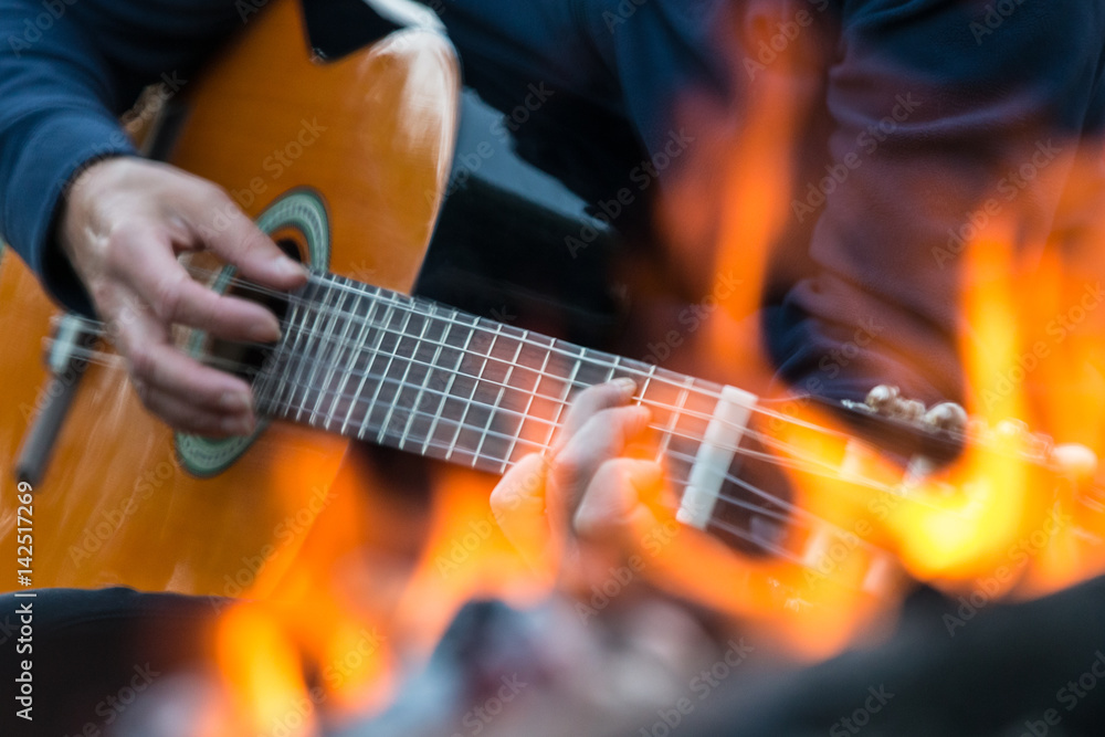 Fototapeta premium gitarrenmusik am lagerfeuer an einem lauen sommerabend