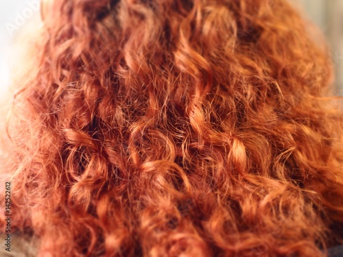 Junge Frau mit lockigen roten Haaren