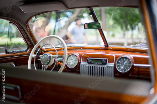 Fotografie, Obraz Retro car, retro torpedo car, vintage steering wheel