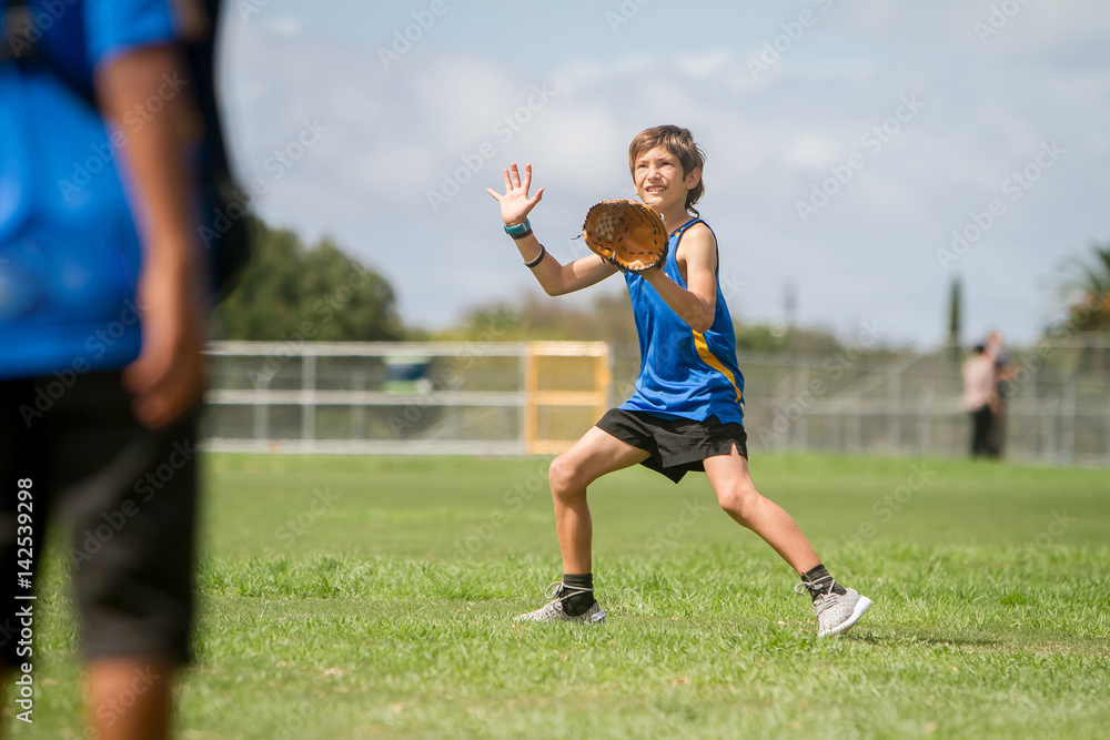 Obraz premium young preteen boy playing softball on outdoor background