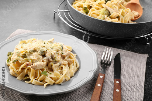 Tableau sur toile Plate with delicious Chicken Alfredo on table